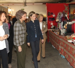 La Reina y la Princesa recorren los puestos del rastrillo benéfico